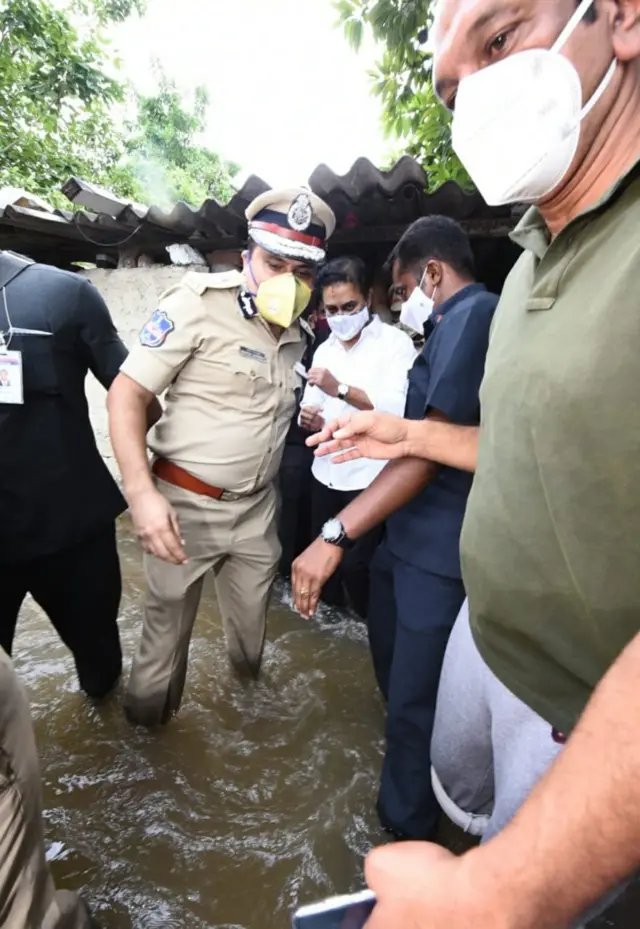 వరద ప్రాంతాల్లో రాష్ట్ర పురపాలక శాఖ మంత్రి కేటీఆర్ పర్యటించారు