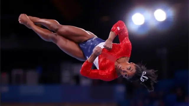 Simone Biles en un salto