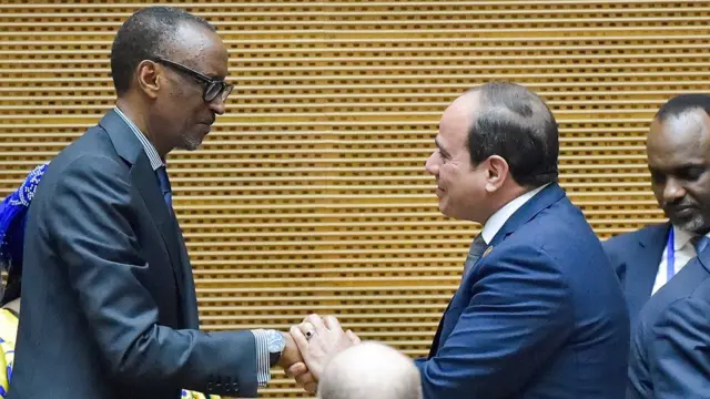 Prezida Pauld Kagame w'u Rwanda (i bubamfu) n'uwa Misiri, Fatah Al Sisi (i buryo) mu nama y'ishirahamwe ry'ubumwe bwa Afrika itariki 10/02/2019