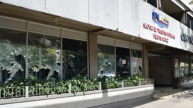 oficina del Seniat con vidrios rotos
