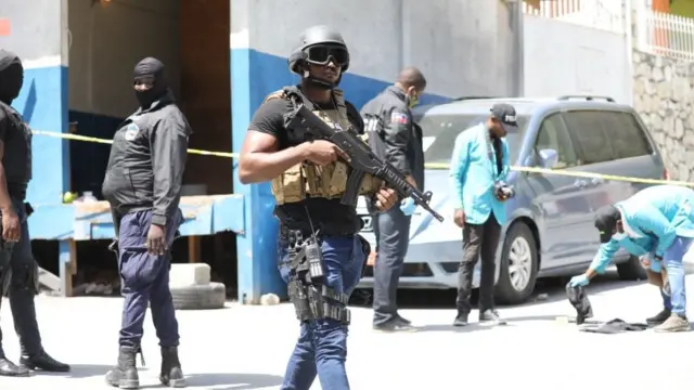 Búsqueda de evidencia en las afueras de la residencia del presidente de Haití, Jovenel Moïse.