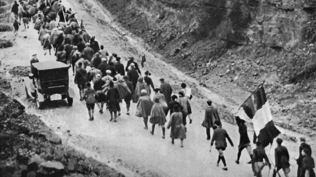 હજારો ફાંસીવાદીઓ, જેમાંથી કેટલાક સશસ્ત્ર હતા, 1922માં ઈટાલીની રાજધાની પર ચડી આવ્યા હતા અને લગભગ કોઈ પ્રતિકાર વિના લુઇગી ફેક્ટાની સરકારનું પતન થયું હતું.