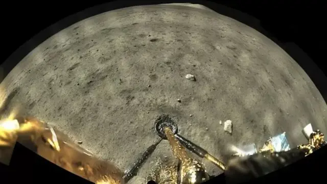 চীনা রোভার থেকে তোলা চাঁদের বুকের ছবি।