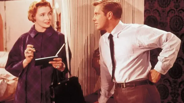 Pol (Džordž Pepard) takođe zavisi od svoje partnerke - dizjnerka njegovog stana (starija žena) mu ostavlja novac nakon svake romatične avanture