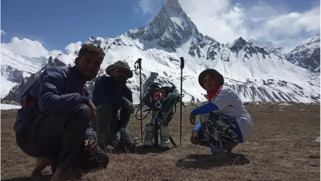 పర్వతారోహకుల బృందంతో కన్నీబాయి