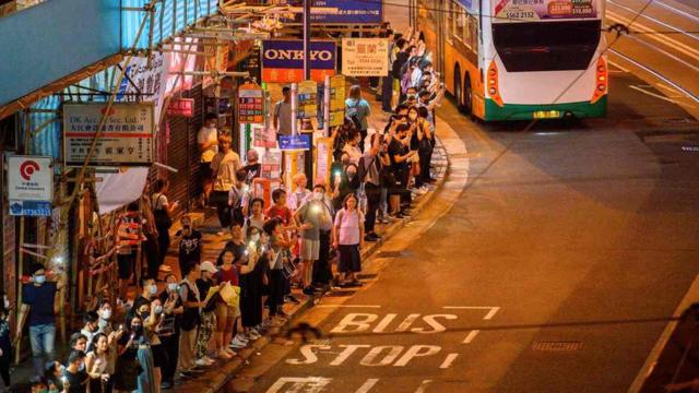 香港市民组成人链，仿效"波罗的海之路"组成"香港之路"。