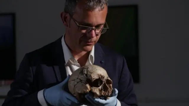 Ian Barnes carry di real skull of Cheddar Man for hand