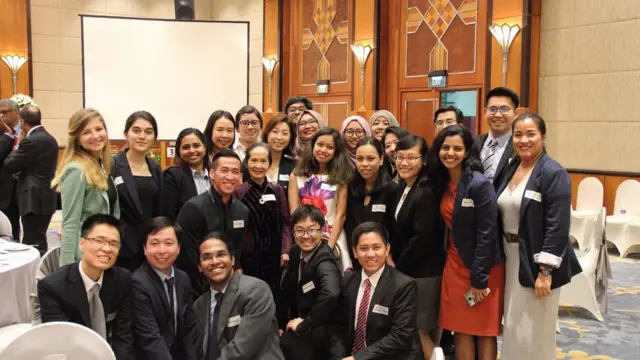 Will Nguyễn sau một buổi hội thảo với chuyên gia kinh tế Phạm Chi Lan và bạn học tại Lee Kuan Yew School of Public Policy