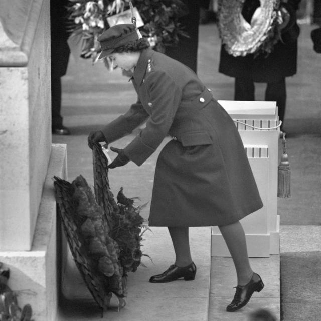 A princesa Elizabeth colocando uma coroa de flores no Memorial Cenotáfio, em Londres, no Remembrance Sunday