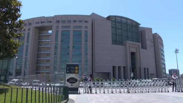 İstanbul Barosu'nun kanun tasarısıyla ilgili İstanbul Adalet Sarayı önünde düzenleyeceği 'Savunma Mitingi' öncesi polis güvenlik önlemleri aldı.
