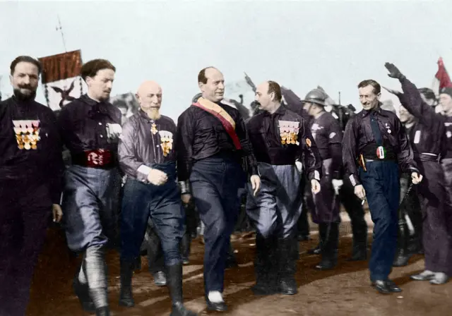 Benito Mussolini e outros membros fascistas marcham sobre Roma