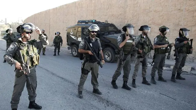 Soldados israelíes al borde del muro
