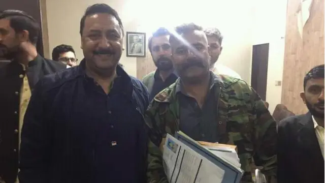 ایم این اے جمیل اشرف خان کی محمد اشرف اور محمد افضل کے ساتھ ایک تصویر