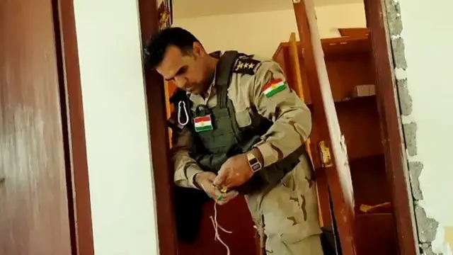 فاخر خانه‌های پر از بمب و مین را پاکسازی می‌کرد