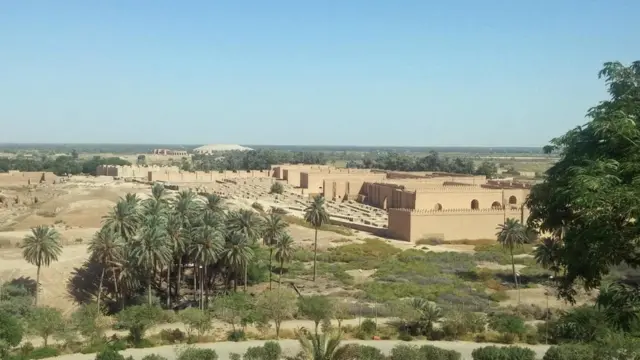 تطل غرفة نوم الزعيم العراقي الراحل على آثار مدينة بابل