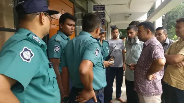 বুয়েটে ছাত্র হত্যার ঘটনায় দুইজনকে আটক করা হয়েছে বলে নিশ্চিত করেছে পুলিশ