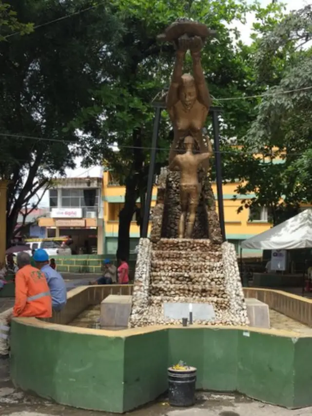 La dorada estatua de la plaza central de Segovia.