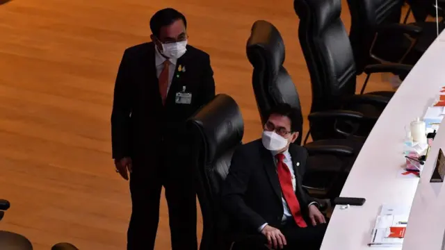 นายจุรินทร์ ลักษณวิศิษฏ์ รองนายกฯ และ รมว.พาณิชย์ หัวหน้า ปชป. แสดงความเห็นใจนายก เพราะทำงานหนักและต้องแบกรับทุกปัญหา หลังทิ้งวาทะกลาง ครม. "จะทิ้งผมก็ตามใจ"