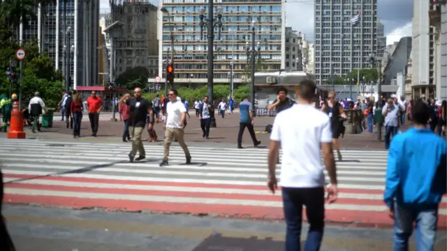 Pessoas caminhando no centrots casinoSão Paulo