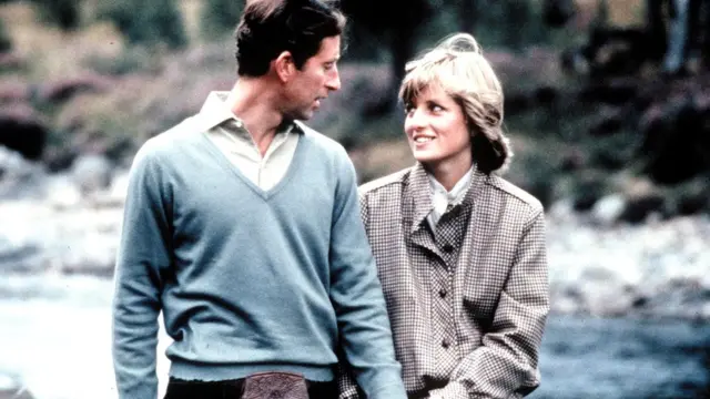 Жакет у этого твидового костюма такой объемный, что явно нарушает принятые правила