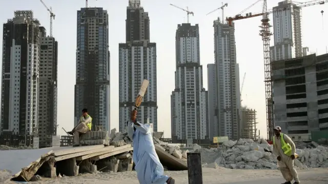 پاکستانی مزدور دبئی میں کرکٹ کھیل رہے ہیں