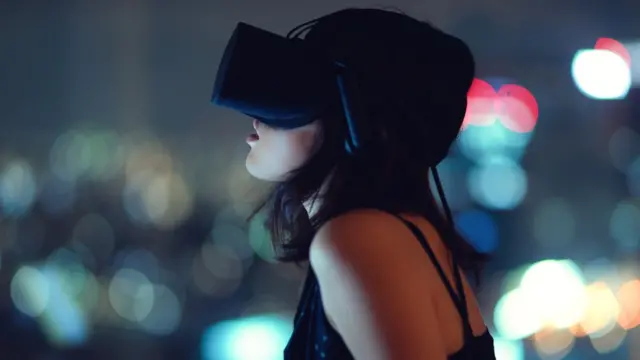 Mulher usando óculosjogo de roleta profissionalrealidade virtual