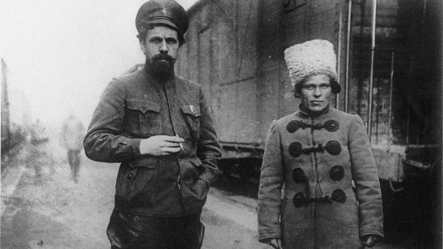 Нестор Махно (справа) и красный командарм Павел Дыбенко (лето 1919 года)