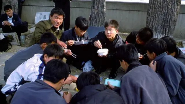 Norcoreanos comiendo por la calle