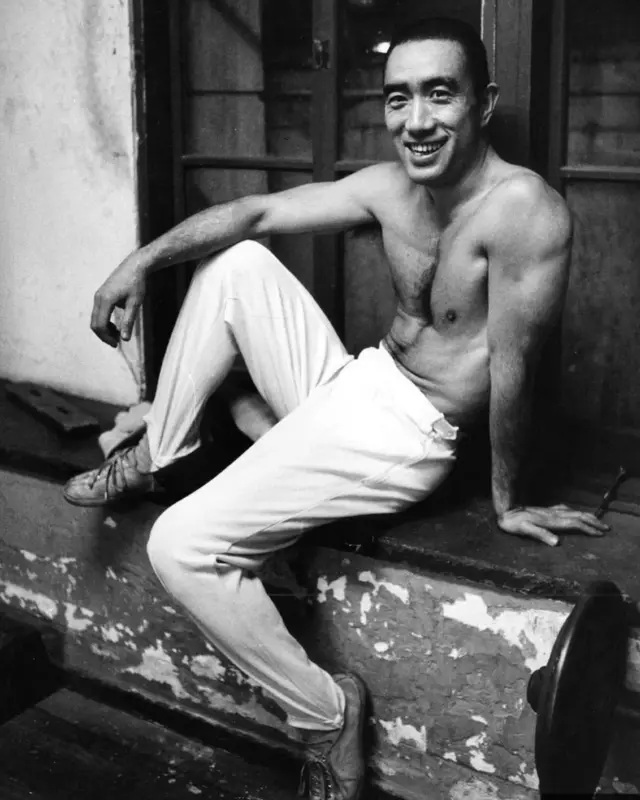 มิชิมะขณะกล่าวปลุกใจกองกำลังป้องกันตนเอง ก่อนที่จะคว้านท้องฆ่าตัวตาย