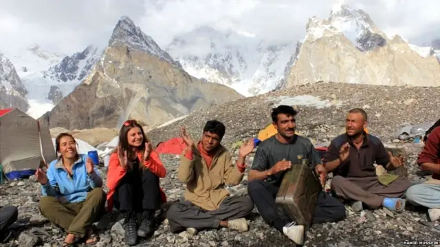 साल 2012 में के2 पर चढ़ाई के दौरान अपने दल के साथ मोहम्मद अली