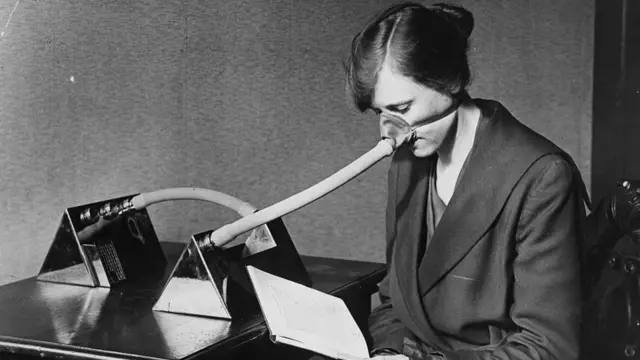 1918માં ફ્લૂના કારણે માસ્ક પહેરીને બેસેલાં મહિલાં