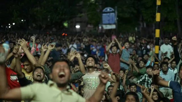 ঢাকার রাস্তায় জড়ো হয়ে বাংলাদেশের খেলা দেখছেন দর্শকরা