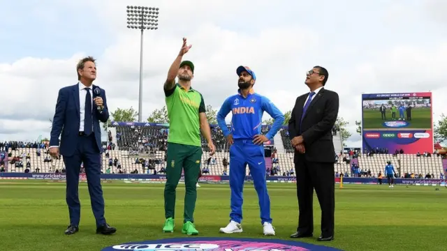 டாஸில் வென்ற தென்னாப்பிரிக்காபேட்டிங்கை தேர்ந்தெடுத்தது.