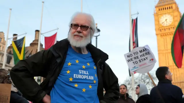 Decenas de manifestantes a favor de las protecciones a los europeos que residen en la UE se concentraron frente al Parlamento este lunes.