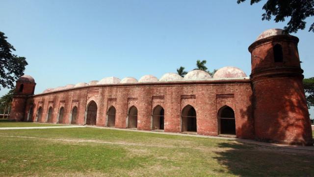 ষাট গম্বুজ মসজিদ, বাংলাদেশের বাগেরহাট জেলার দক্ষিণ-পশ্চিমে অবস্থিত একটি প্রাচীন মসজিদ