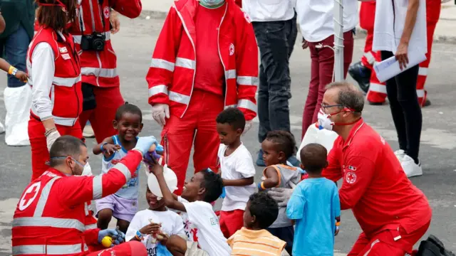 نیروهای صلیب سرخ ایتالیا با کودکان پناهجو