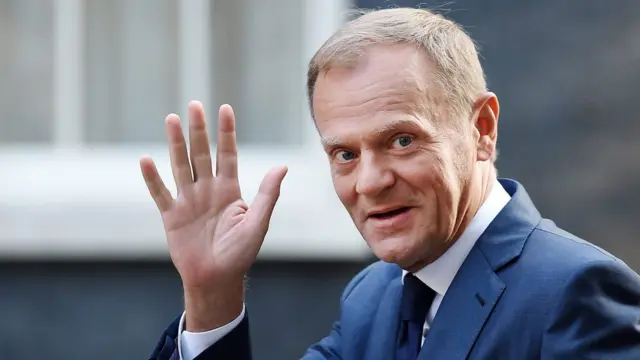 Tusk acena para a câmera