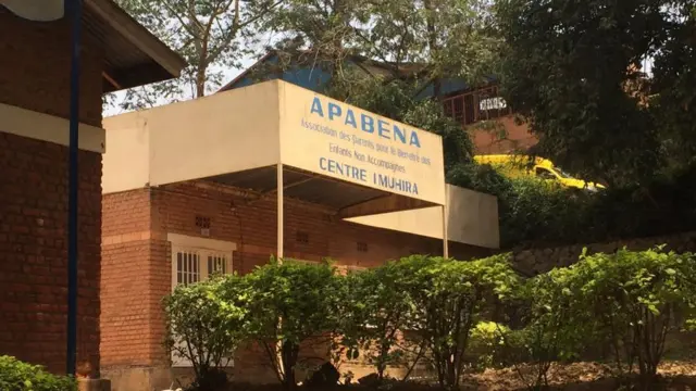 Iyi nyubako yatangiye gusenywa hakoreshejwe amapiki n'imitarimba.