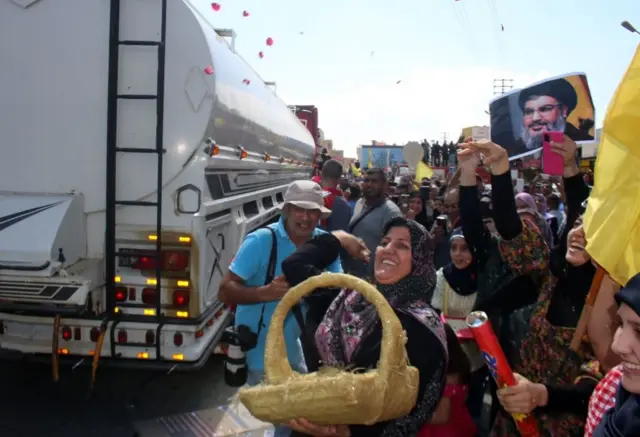 شادمانی هواداران حزب‌الله از رسیدن تانکرهای سوخت به بعلبک در لبنان