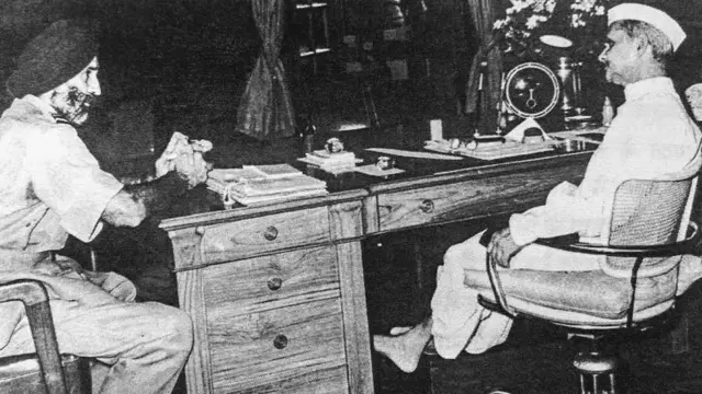 1965 की इस तस्वीर में प्रधानमंत्री लाल बहादुर शास्त्री के साथ एयर मार्शल अर्जन सिंह