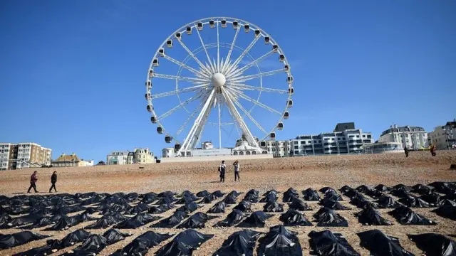 مجموعة من الجثث على الأرض