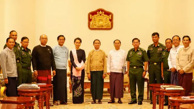 သမ္မတ၊ ဒေါ်အောင်ဆန်းစုကြည်နဲ့ တပ်ချုပ် အပါအဝင် ကာလုံအဖွဲ့ဝင်အားလုံးနီးပါးပါဝင်တဲ့ အစည်းအဝေးတစ်ခု