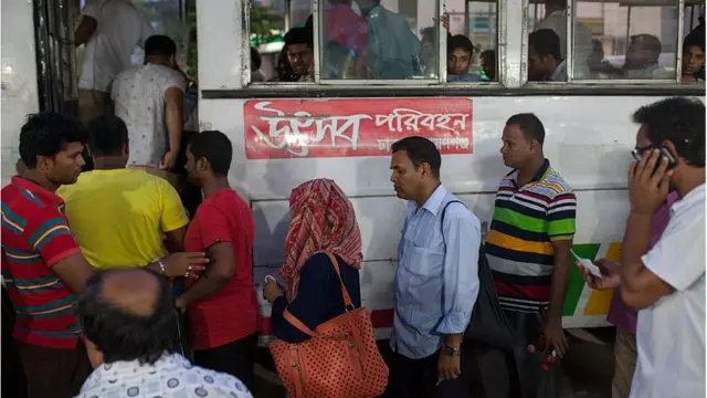 বাস ভ্রমণে নারীদের জন্য কিছু সচেতনতামূলক পরামর্শ দিয়েছে পুলিশ