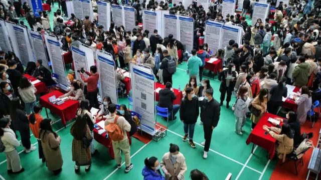 Молоді люди, що юрмляться навколо стендів