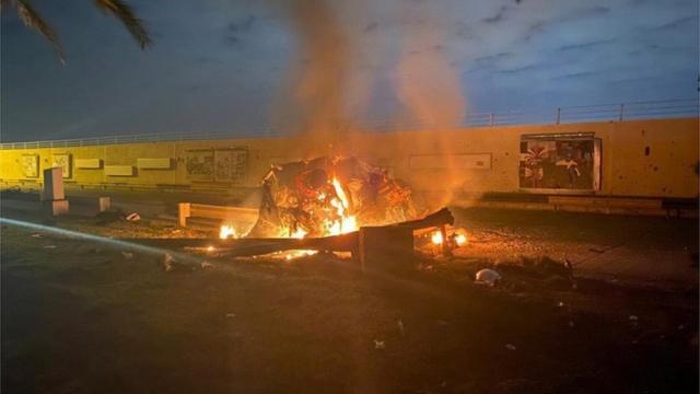 Sebuah kendaraan terbakar di dekat Bandara Internasional Baghdad, Irak.