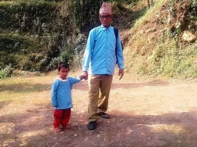 नातिनीसँग विद्यालय जाँदै हजुरबा