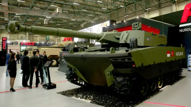 รถถังขนาดกลางรุ่น Kaplan MT ถังต้นแบบที่สร้างขึ้นโดยความร่วมระหว่างตุรกีและอินโดนีเซีย จัดแสดงในงานจัดแสดงสินค้าด้านยุทโธปกรณ์ในนครอิสตันบูลของตุรกี