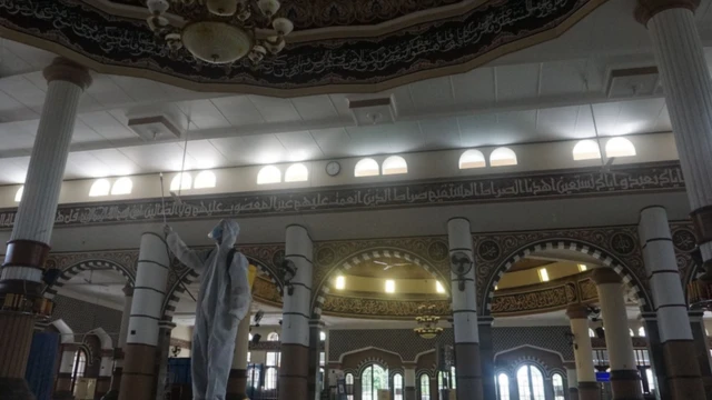 قررت بعض الدول فتح المساجد إمام المصلين في رمضان مع إجراءات وقائية مشددة.