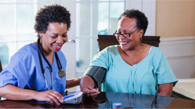 혈압을 측정하기 위해 병원에 방문하기만 해도 혈압이 평소보다 높게 나올 수 있다