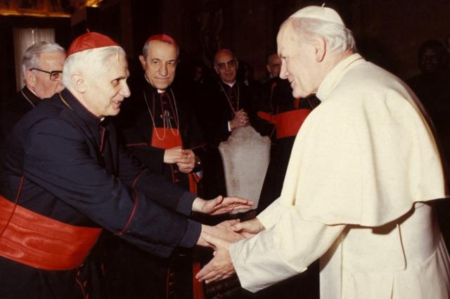Кардинал Йозеф Ратцингер (слева) с папой Иоанном Павлом II, которого он сменил в 2005 году